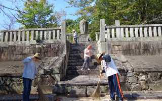 松平墓所の整備（清掃）